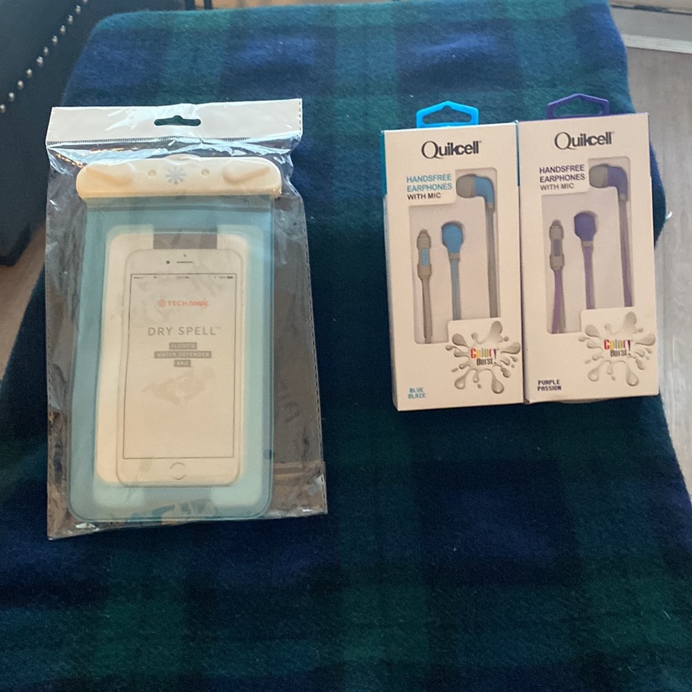 NWT⚡️Candy Defender Bag -iPhone & Android Waterproof w/ two brand new headphones